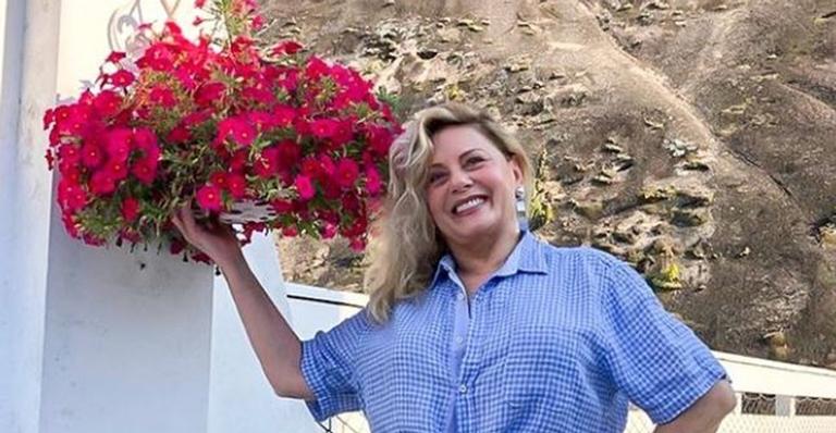 Vera Fischer surge deslumbrante em meio à natureza: ”Linda de viver”