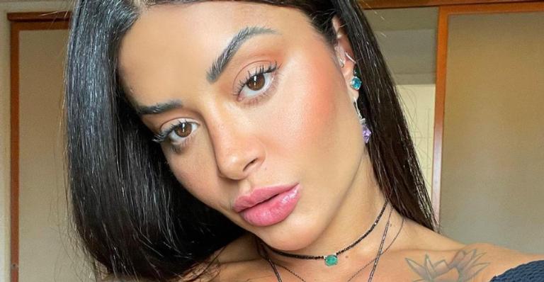 Aline Riscado ostenta beleza em clique de biquíni e dispara: ”Envie luz às sombras”