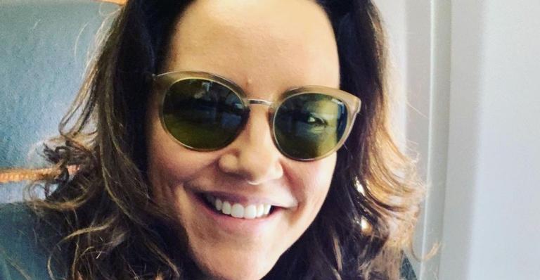 Ana Carolina toma primeira dose da vacina contra a Covid-19: ”Chegou minha vez”