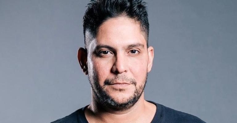 Aos 38 anos, Jorge é vacinado contra Covid-19 e revela problema de saúde: ”Doença terrível”
