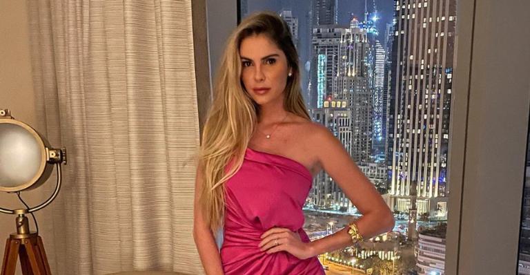 Bárbara Evans encanta ao exibir seus cachorrinhos de estimação: ”Tentando fazer uma foto com eles”