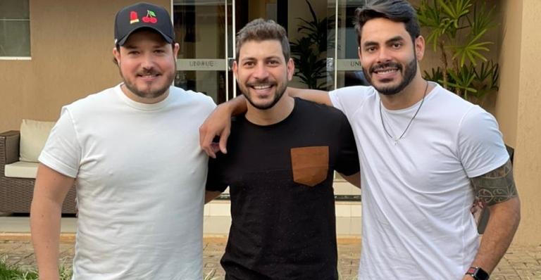 Ex-BBB Caio Afiune posta foto com Israel e Rodolffo durante gravação