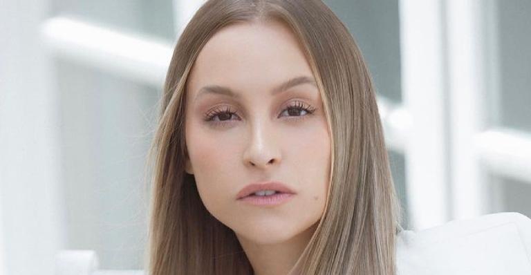 Com maiô fio dental, Carla Diaz é clicada fazendo ensaio na varanda de hotel luxuoso no Rio