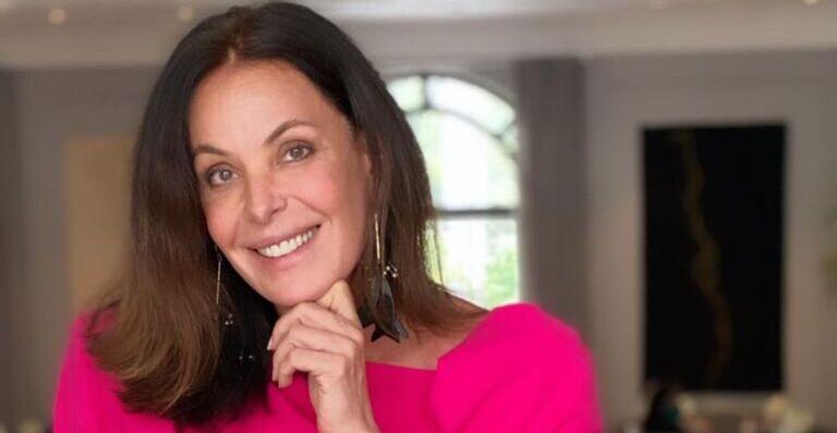 Carolina Ferraz surge de micro shorts em foto do passado e brinca: ”Retrô sexy”