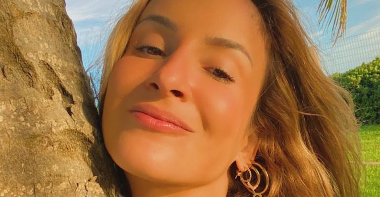 Claudia Leitte encanta a web com selfie radiante: ”Meu filho tira sarro dessa cara que eu faço”