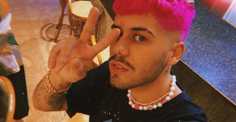 Com o blazer aberto, Zé Felipe mostra abdômen sarado e web elogia: ”Perfeito”
