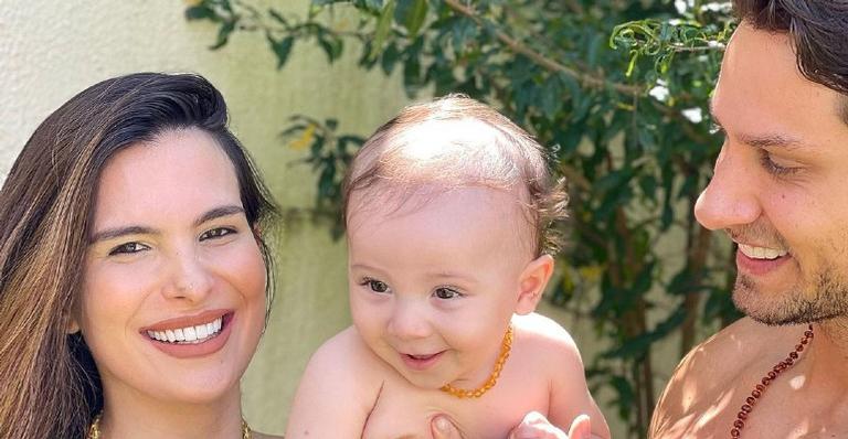 Em resort, Elieser Ambrosio publica clique com a mulher e o filho: ”Alegria, amor e família”