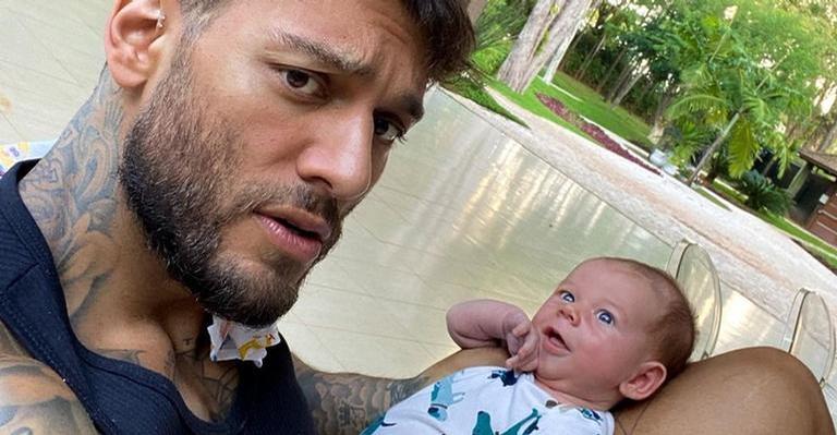 Na academia, Lucas Lucco se derrete ao publicar clique do filho no carrinho: ”Vendo o papai treinar