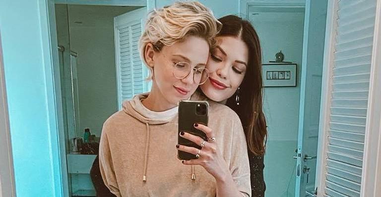 Marcella Rica muda o visual e ganha elogio da noiva, Vitória Strada: ”Conseguiu ficar mais linda”