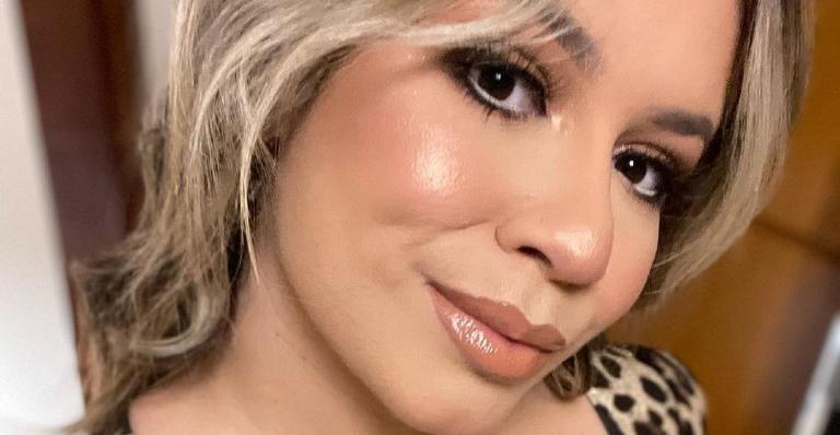Prestes a fazer live, Marília Mendonça brinca: ”Arrancando os cabelos de ansiedade”