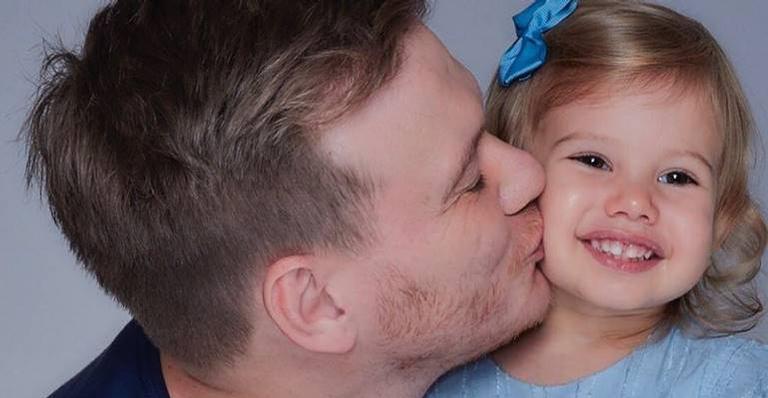 Michel Teló surge em cima de árvore em clique antigo com a filha, Melinda: ”Meu amor”