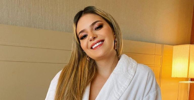 Viih Tube posa com seus ‘quadros do líder’ do BBB21 e brinca: ”Joga y joga!”