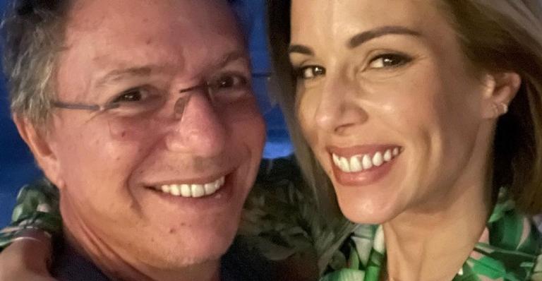 Ana Furtado diverte a web ao mostrar que ganhou uma miniatura de Boninho