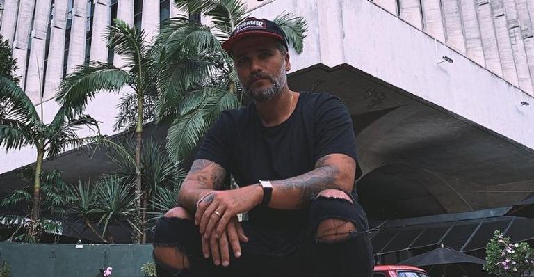 Bruno Gagliasso mostra os primeiros cliques de ‘Santo’, série que está gravando na Espanha
