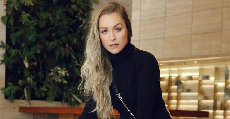 Carla Diaz posa com pesinhos de academia e dispara: ”Se amar não sai de moda”