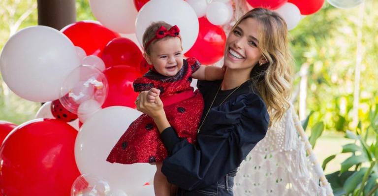 Carol Dias exibe detalhes da decoração da festa de 7 meses da filha, Esther