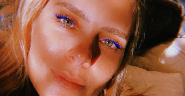 Carolina Dieckmann surge belíssima em cliques com look de arco-íris