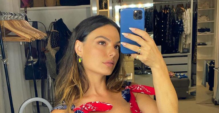 Isis Valverde esbanja beleza ao surgir de biquíni em meio à natureza