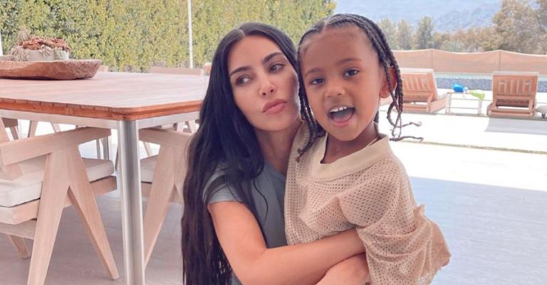 Kim Kardashian exibe estilo do filho Saint West e encanta web: ”Ele está enorme”