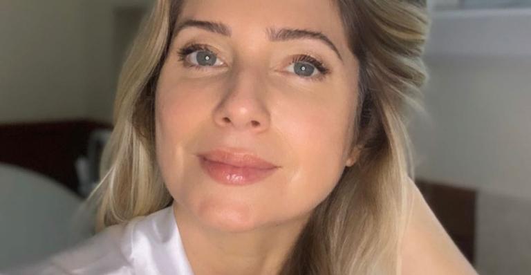Leticia Spiller aparece de biquíni correndo na areia da praia e arranca suspiros da web