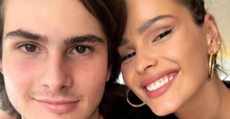 Yasmin Brunet presta homenagem de aniversário para o irmão: ”Te amo”