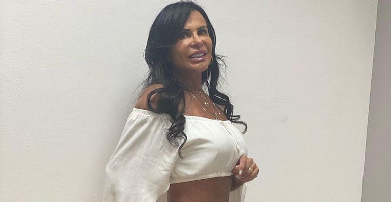 Gretchen faz selfie com seu novo cabelo e após cirurgia no rosto: ”To amando!”