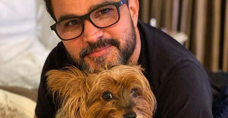 Luciano Camargo mostra mania de seu cachorro e diverte a web