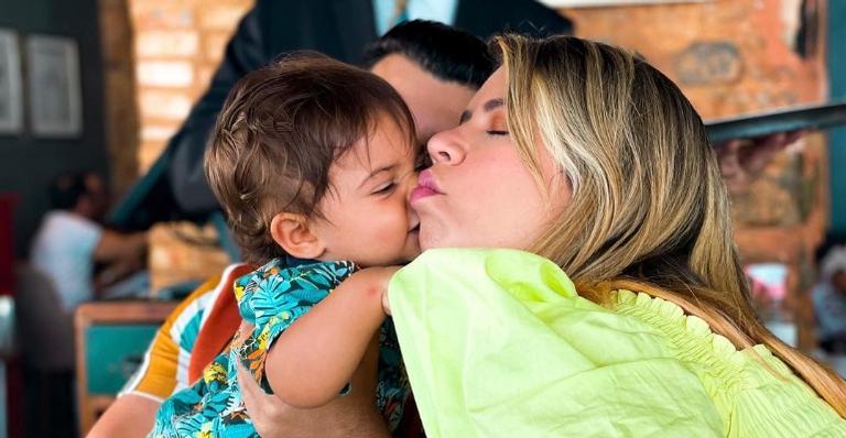 Marília Mendonça mostra bastidores de trabalho para o filho Léo: ”Acho que não vai rolar ciúmes”