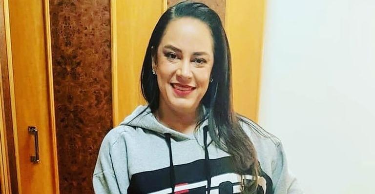 Silvia Abravanel choca ao surgir com sua cobra de estimação no pescoço: ”Mais uma filhota”