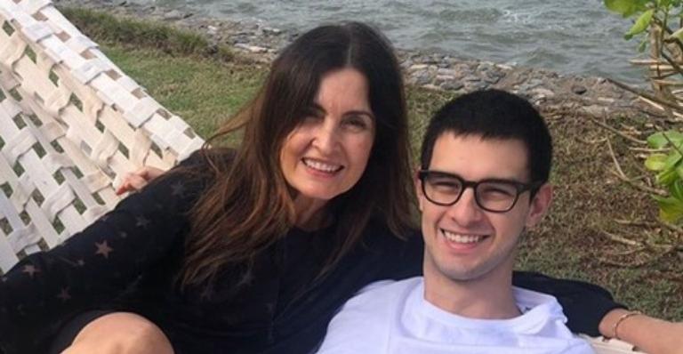 Fátima Bernardes comemora vacinação do filho, Vinicius, na França: ”Que alegria!”