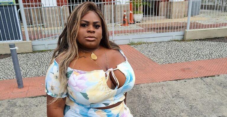 Jojo Todynho impressiona ao apostar em maiô todo recortado e cavadíssimo: ”Maravilhosa!”