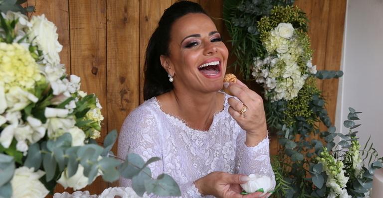 Viviane Araújo mostra detalhes de seu vestido e bolo de casamento