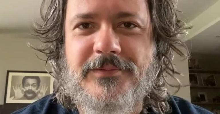 Danton Mello recebe primeira dose da vacina contra Covid-19: ”Emoção”