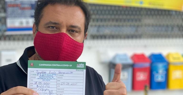 Geraldo Luís é vacinado contra a Covid-19 e faz desabafo: ”Quase morri dessa doença”