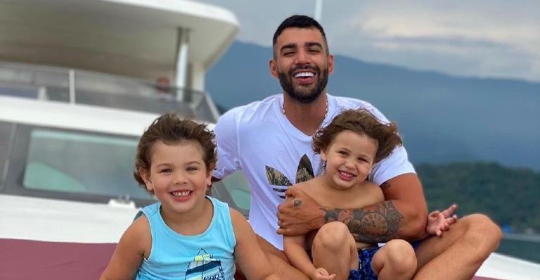 Gusttavo Lima publica registro ao lado dos filhos e dispara: ”Minha maior riqueza”