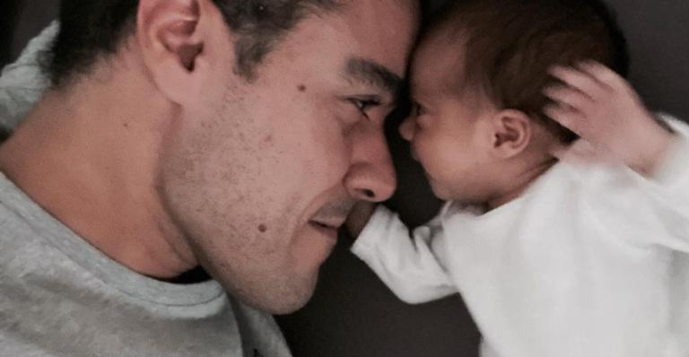Joaquim Lopes mostra mãozinha da filha segurando seu dedo e encanta web: ”Explodindo de amor”