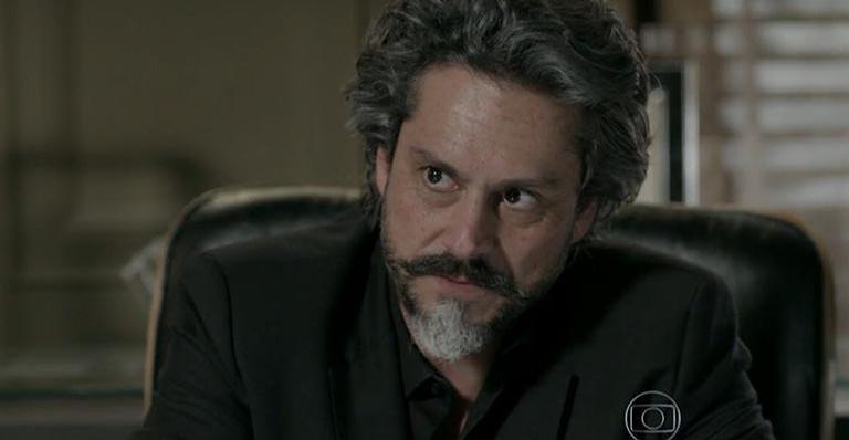 José Alfredo se assusta ao ver Cora debaixo da cama em ‘Império’