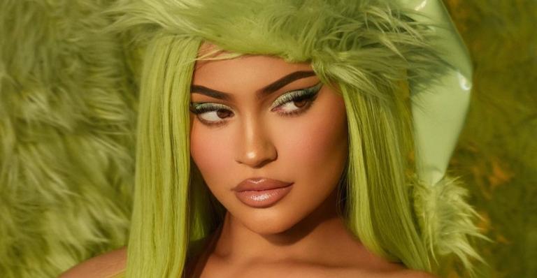 De biquíni fio-dental, Kylie Jenner exibe shape impecável em sequência quente