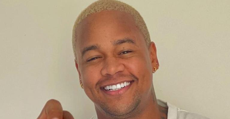 Léo Santana mostra ultrassom do filho e brinca com pose: ”Não tô a fim de papo”