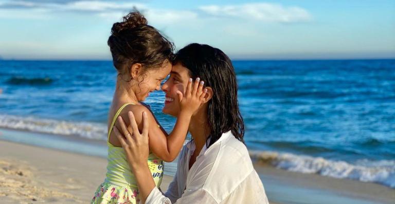Letícia Almeida se derrete pela primogênita com cliques fofíssimos: ”Meu primeiro amor”