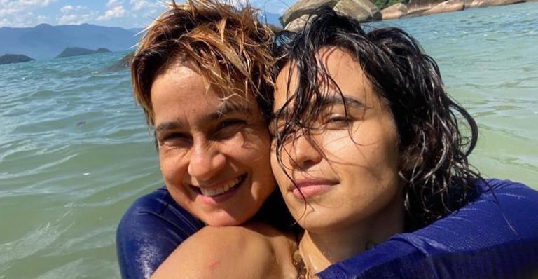 Nanda Costa surge em clima romântico ao lado da esposa, Lan Lanh e se declara: ”Amor é amor”
