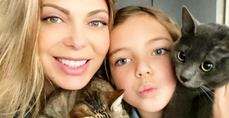 Sheila Mello aparece escorregando no gramado com a filha e se derrete: ”Minha melhor parte é você”