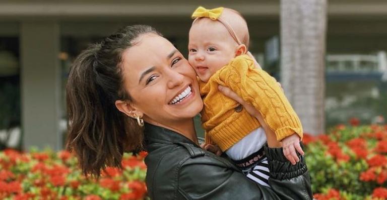 Talita Younan exibe a filha, Isabel usando look de frio arrasador: ”Estilo de domingo”