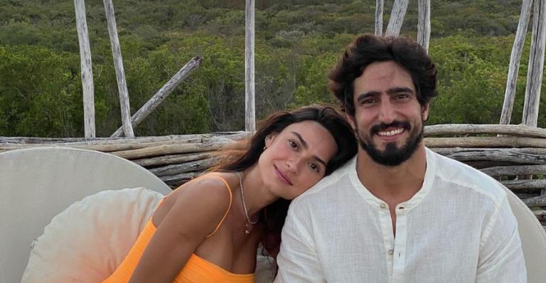 Thaila Ayala esbanja carinho ao registrar momento fofo com o marido: ”Gosta de carinho”