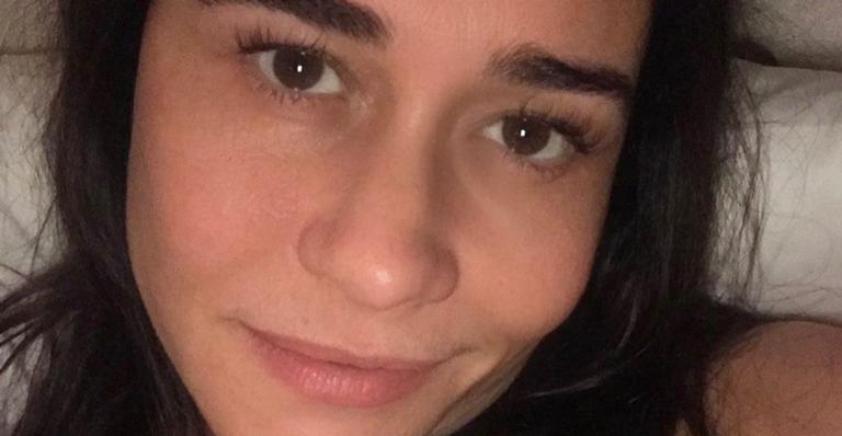 Alessandra Negrini esbanja plenitude e alto astral ao aproveita o sol da manhã