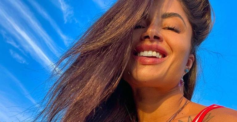 Aline Riscado choca internautas com flexibilidade no yoga e dispara: ”Rumo à evolução”
