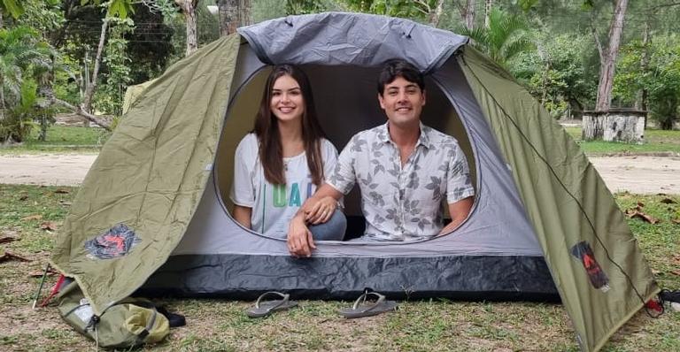 Bruno de Luca acampa com a noiva e divulga nova temporada do ‘Vai Pra Onde?’