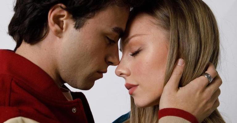 Ester Expósito compartilha cenas inéditas do especial de Carla e Samuel em ‘Elite’