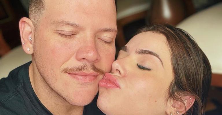 Ferrugem surge em clima de romance com a esposa, Thais Vasconcellos: ”Com a mais linda!”