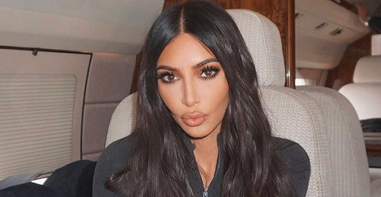 De biquíni fio-dental, Kim Kardashian faz ensaio fotográfico quente e web dispara: ”Rainha”